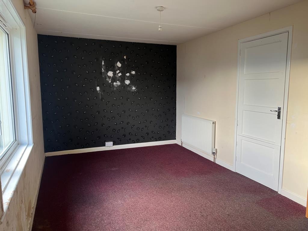 Lot: 47 - END-TERRACE HOUSE WITH GARDENS FOR UPDATING -